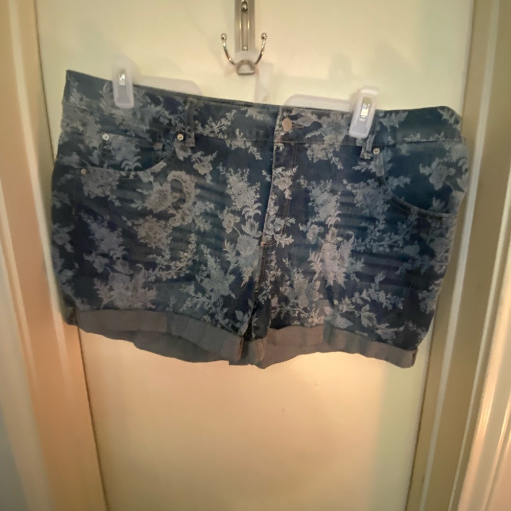 Time & Tru floral denim shorts NWOT